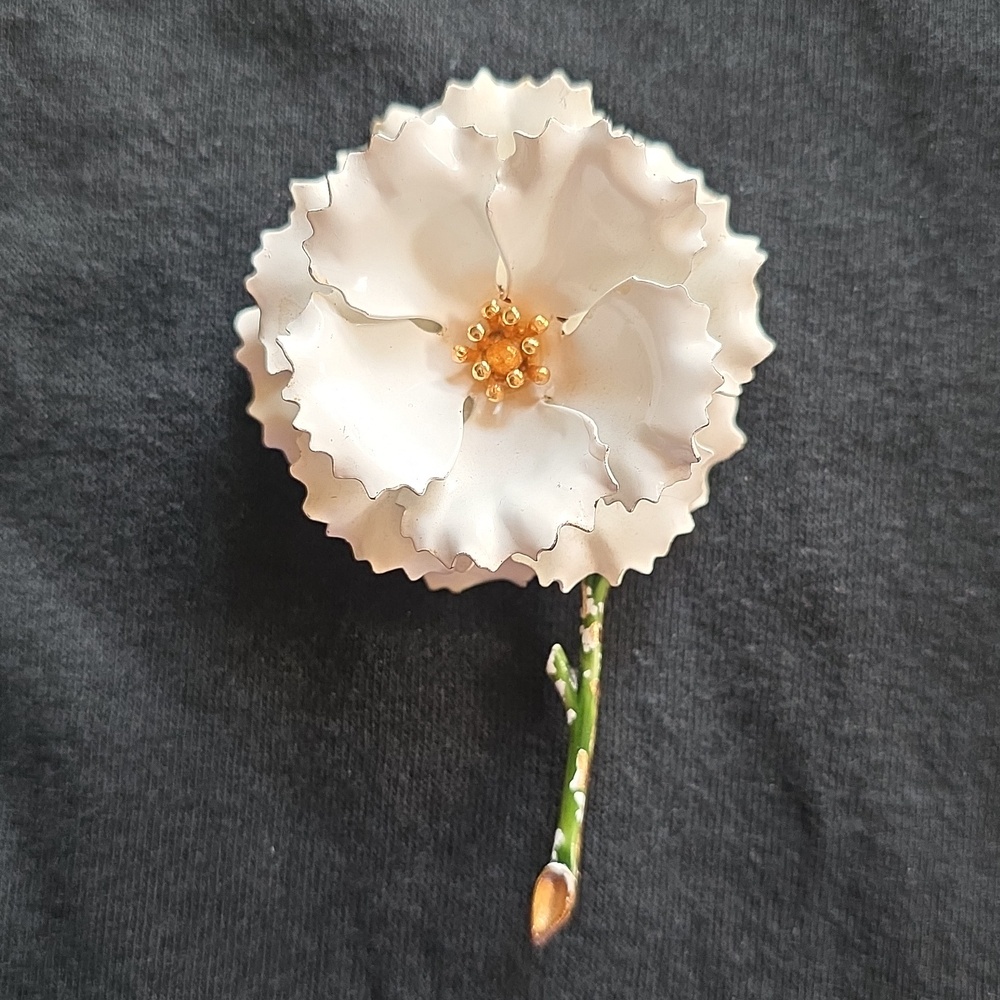 Vintage Crown Trifari White Enamel Flower Green Fimbriata Gold Tone Brooch RARE